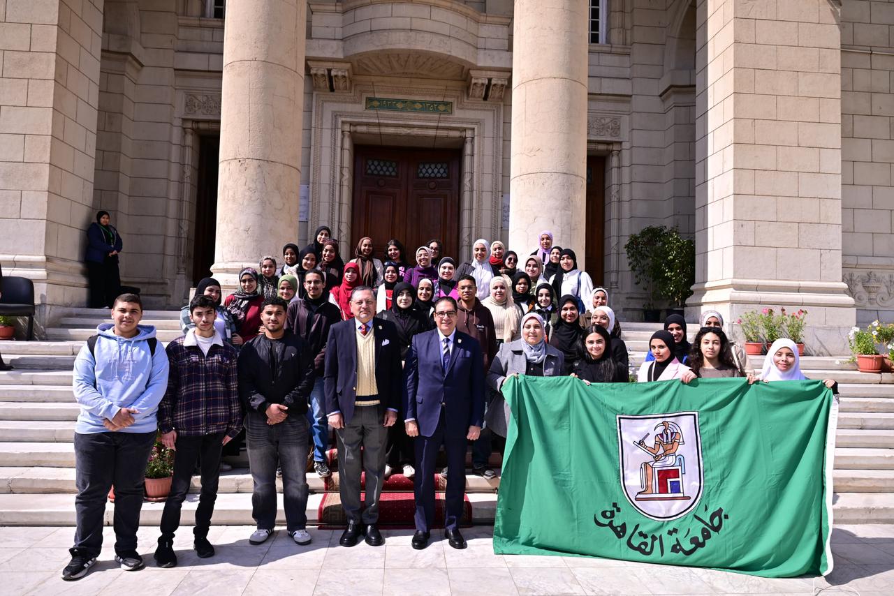 طلاب جامعة القاهرة يشاركون الهلال الأحمر في قافلة زاد العزة لغزة