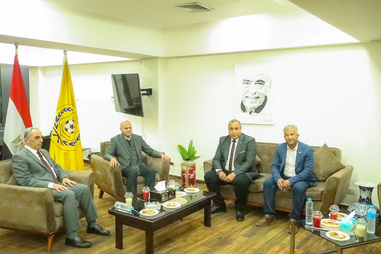 قبل مواجهة المصري.. محافظ الإسماعيلية يدعم لاعبي الإسماعيلي