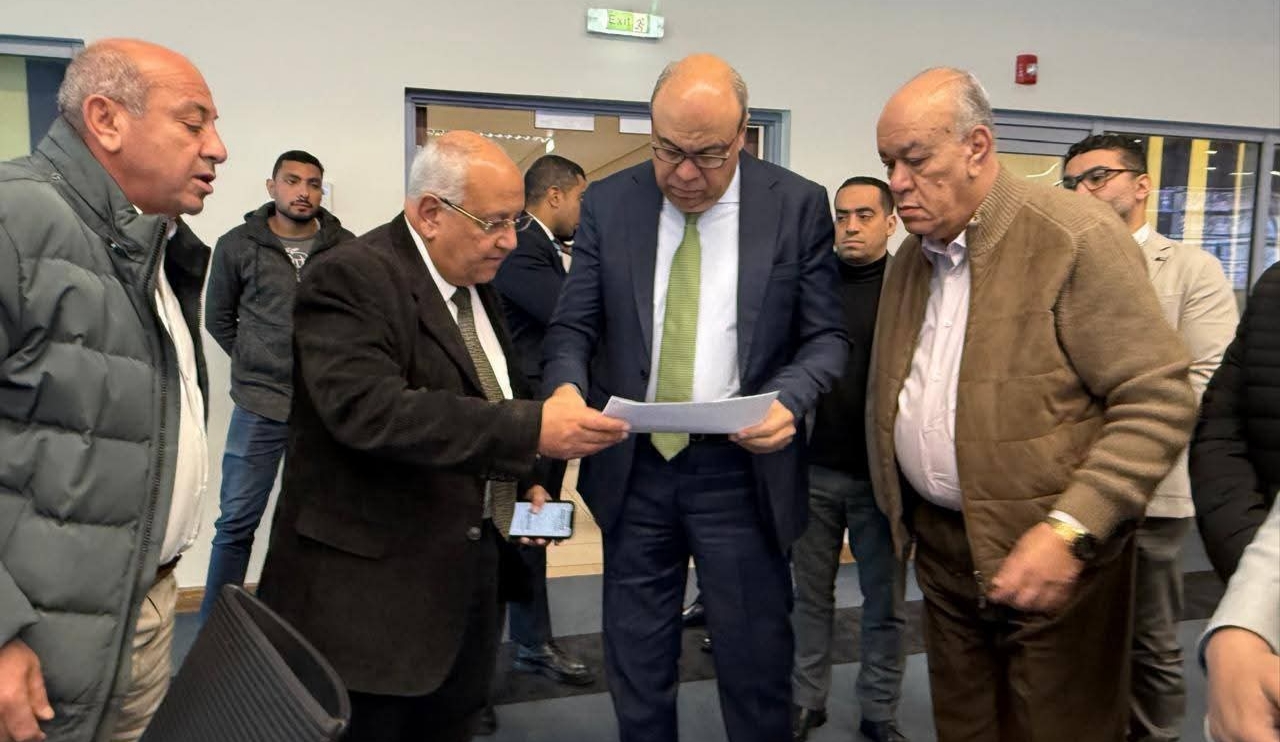 وزير الطيران يتفقد غرفة العمليات وإدارة الأزمات بمطار القاهرة الدولي