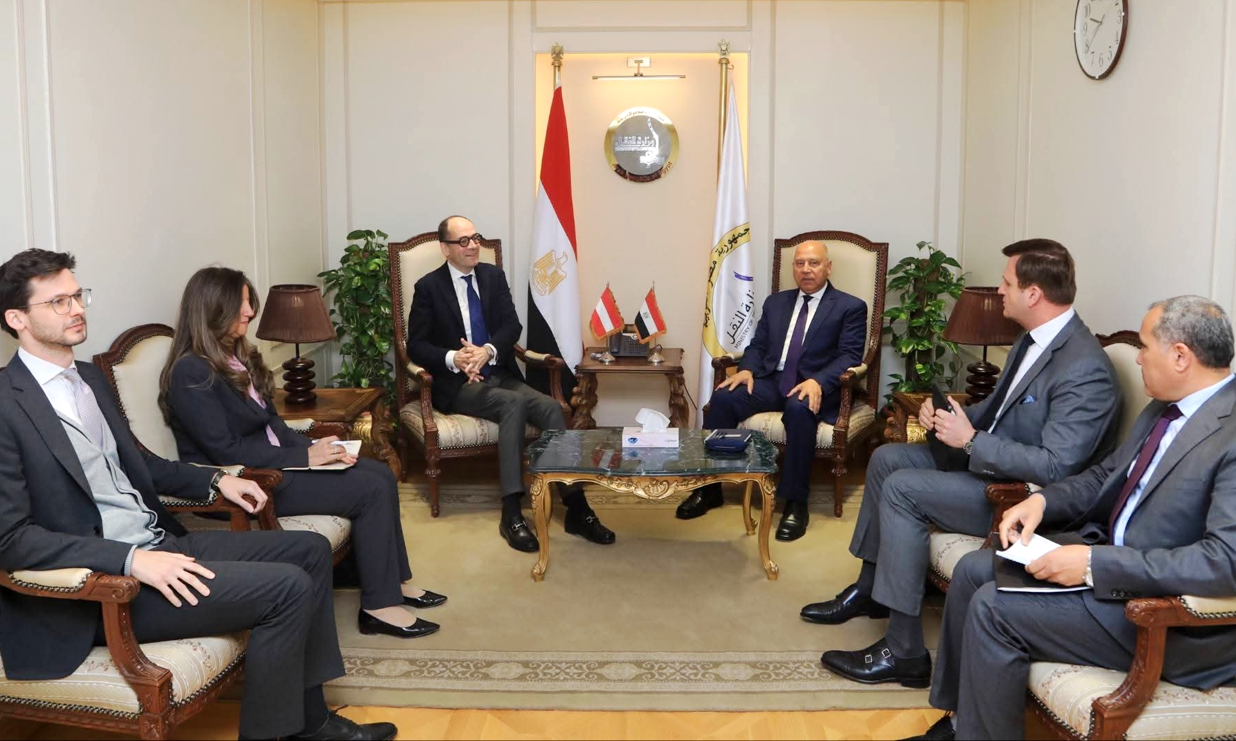 وزير النقل يبحث إنشاء مركز إقليمي لصيانة ماكينات السكك الحديدية بالتعاون مع «بلاسر» النمساوية