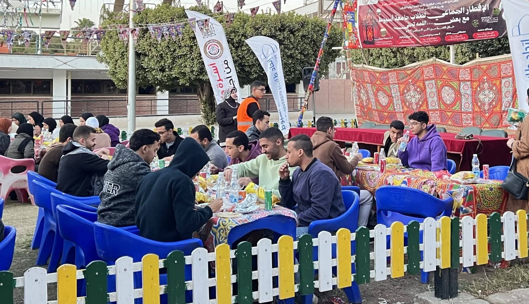 "طلاب من أجل مصر" بجامعة أسيوط تواصل تنظيم سلسلة الإفطارات الجماعية