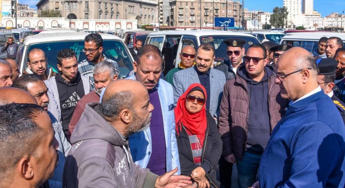 محافظ الإسكندرية في جولة مفاجئة لتفقد موقف “سيرفيس محطة مصر”