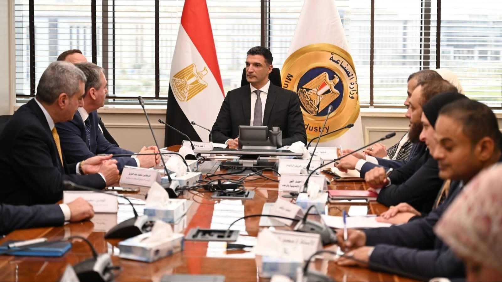 وزير الصناعة يبحث إنشاء أول مصنع لسيانيد الصوديوم في مصر