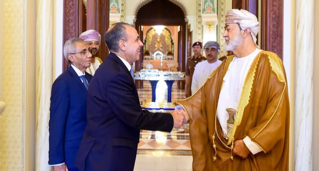 وزير الخارجية ينقل رسالة تضامن إلى سلطان عُمان