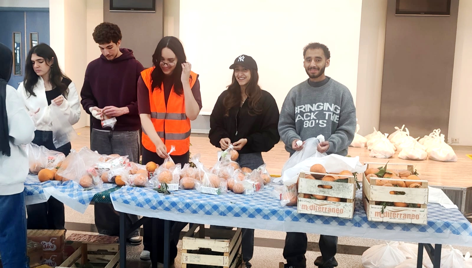 طلاب الجامعة الألمانية يطلقون مبادرة رمضانية لتوزيع وجبات الإفطار وملابس العيد على الأسر الأكثر احتياجاً