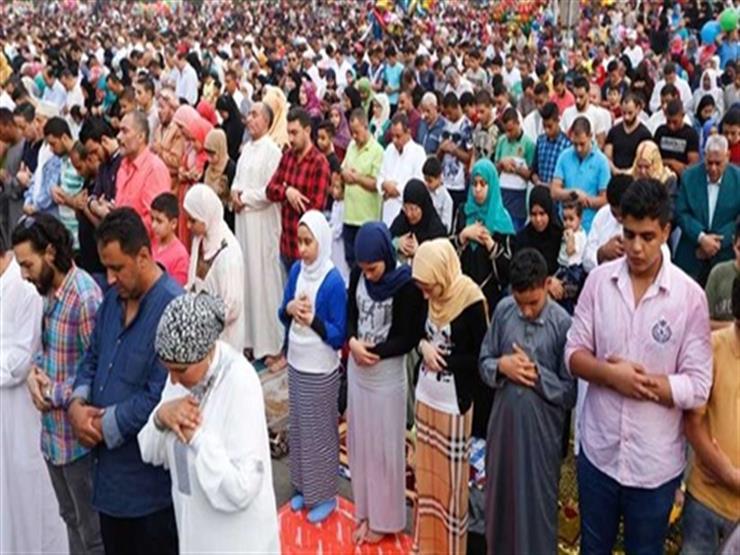 باطلة أو مكروهة.. الأزهر يرد على سؤال حول حكم وقوف الرجال جنب النساء في صلاة العيد