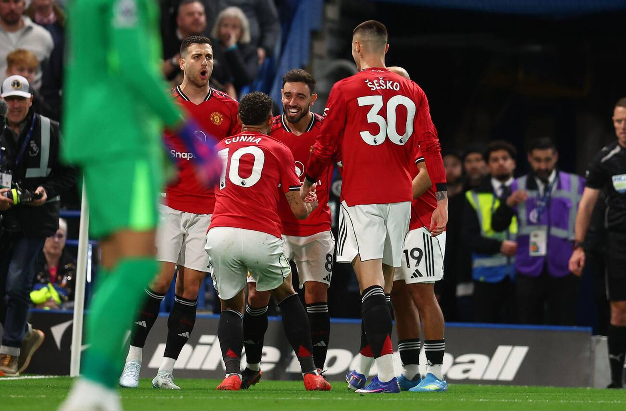 مانشستر يونايتد يخطف فوزًا صعبًا من تشيلسي في الدوري الإنجليزي (فيديو)