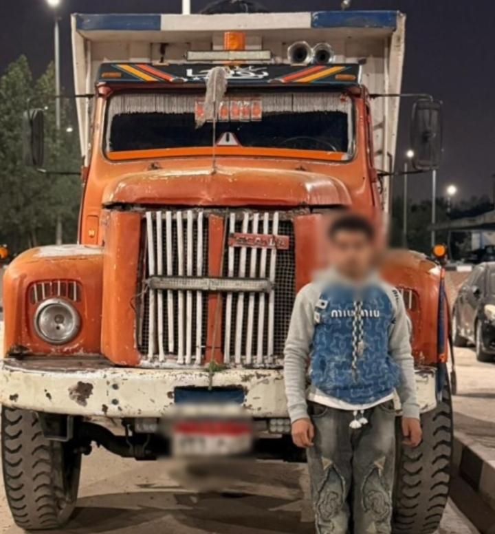 ضبط سائق لسيره برعونة وإلقاء مخلفات بالطريق في مدينة نصر