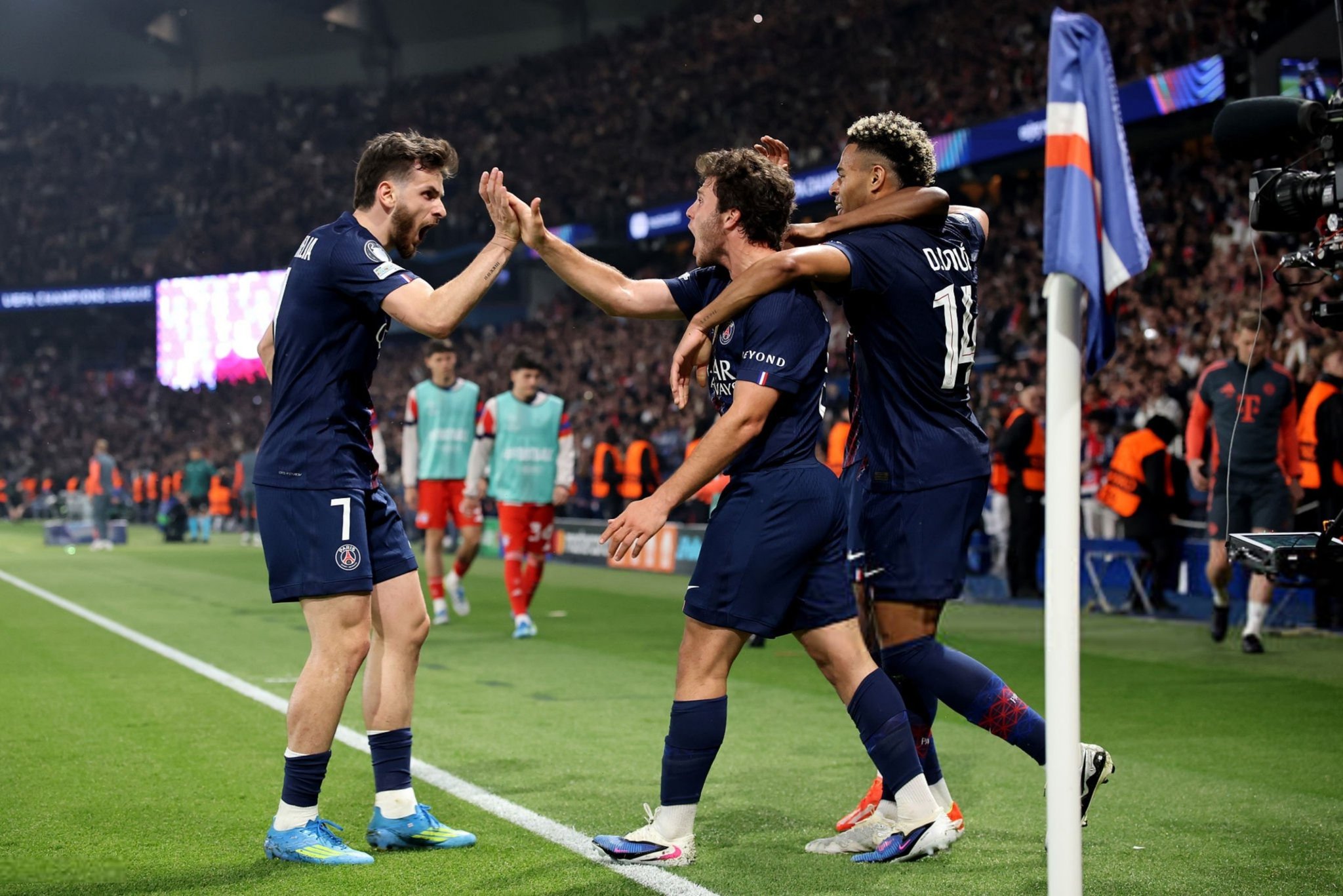 ليلة الجنون في دوري أبطال أوروبا .. باريس سان جيرمان يضرب بايرن ميونخ بمباراة الـ 9 أهداف (فيديو)