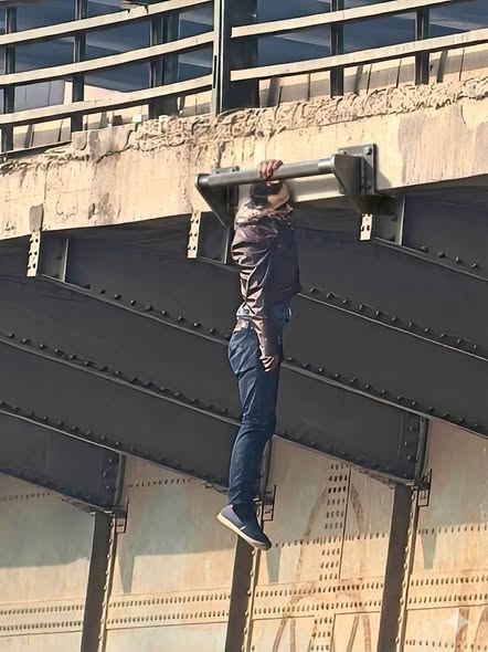 مشهد صادم.. شاب ينهي حياته شنقًا أعلى كوبري المظلات بشبرا الخيمة