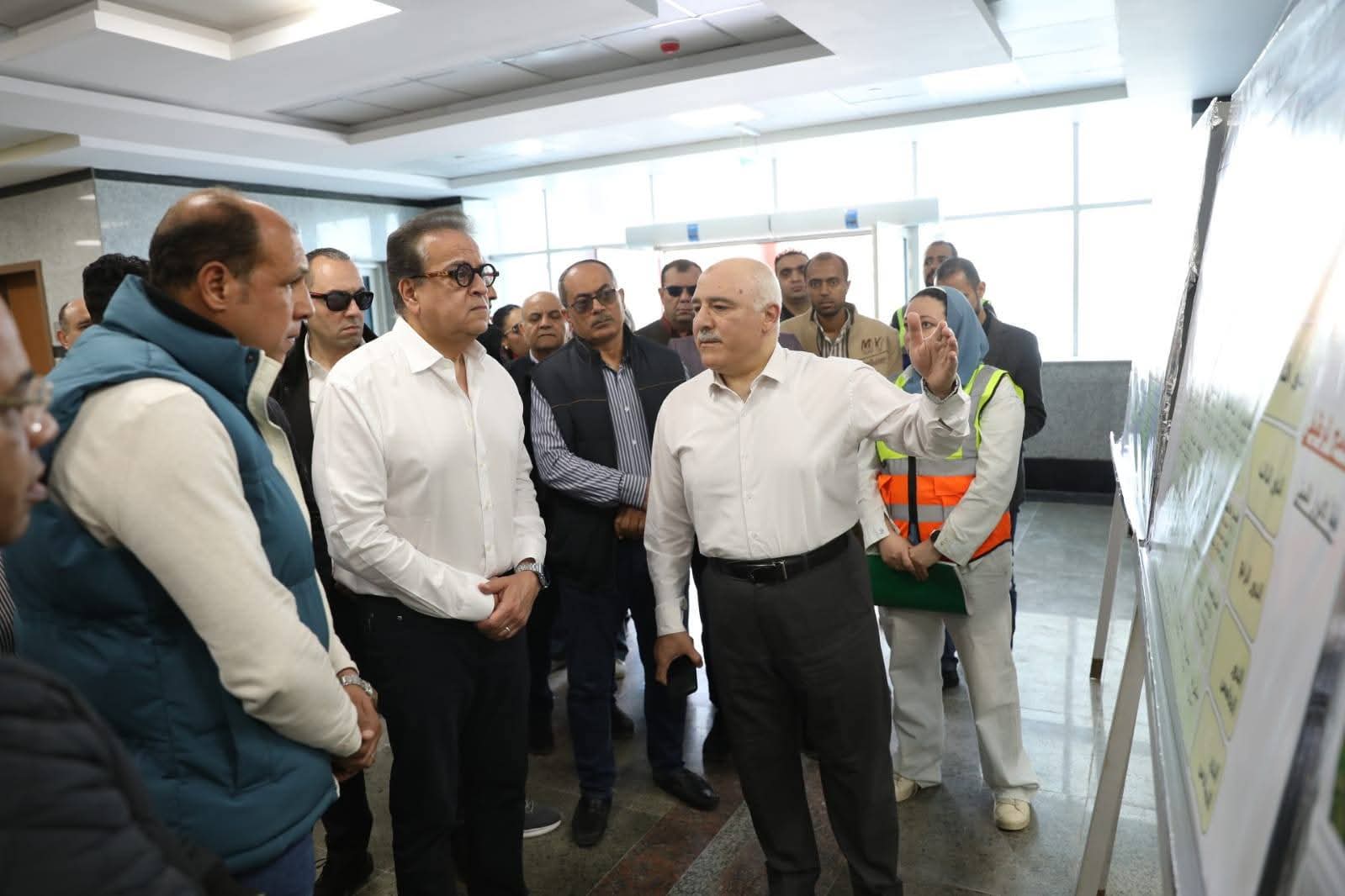 وزير الصحة يتفقد مجمع المعامل المركزية بمدينة بدر ومستشفى العبور
