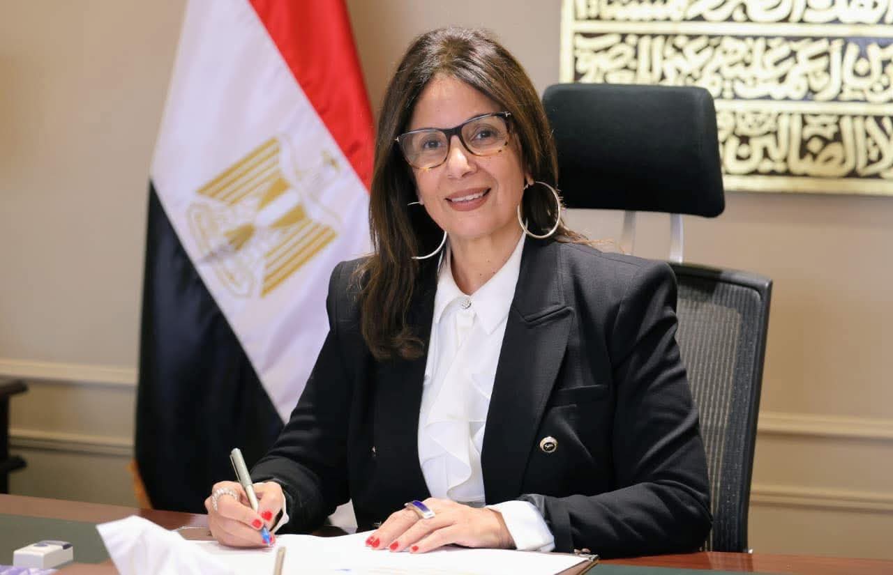 وزيرة الثقافة تتابع انتظام عمل الموظفين عن بُعد تنفيذاً لقرارات مجلس الوزراء