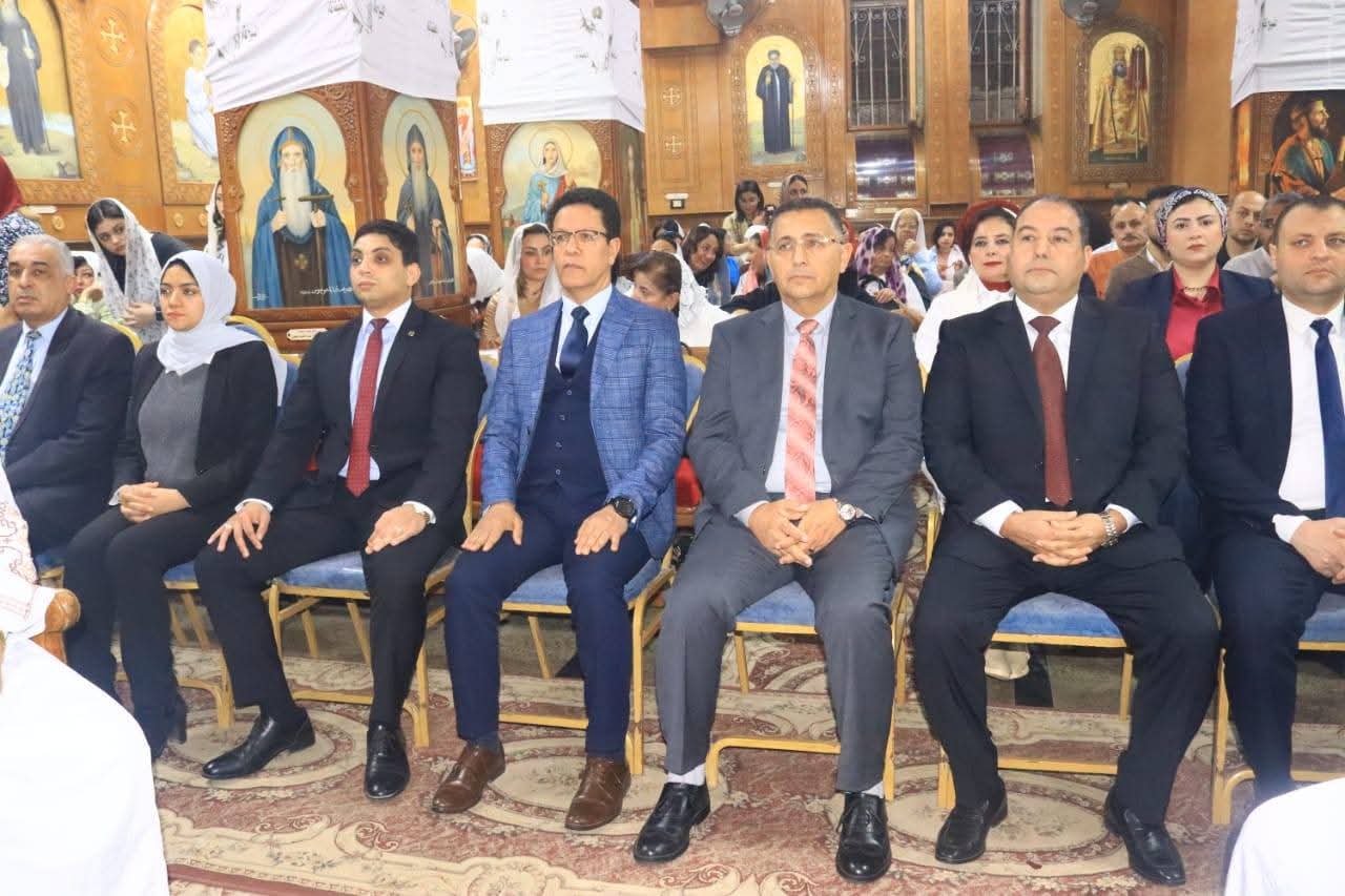 محافظ القليوبية ورئيس جامعة بنها يشهدان قداس عيد القيامة المجيد بكنيسة السيدة العذراء ببنها