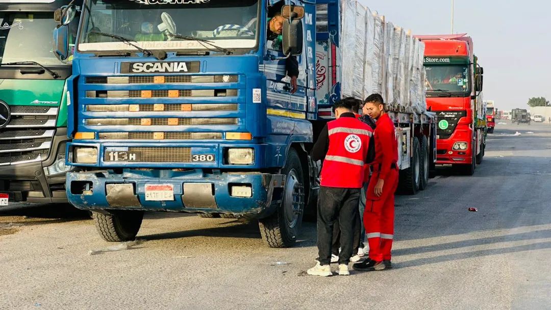 الهلال الأحمر المصري يدفع بقافلة "زاد العزة" الـ 179 إلى غزة