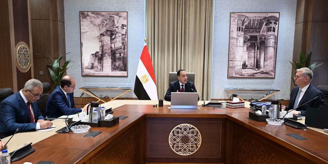 رئيس الوزراء يتابع مع وزيري المالية والبترول عدداً من ملفات العمل المشترك