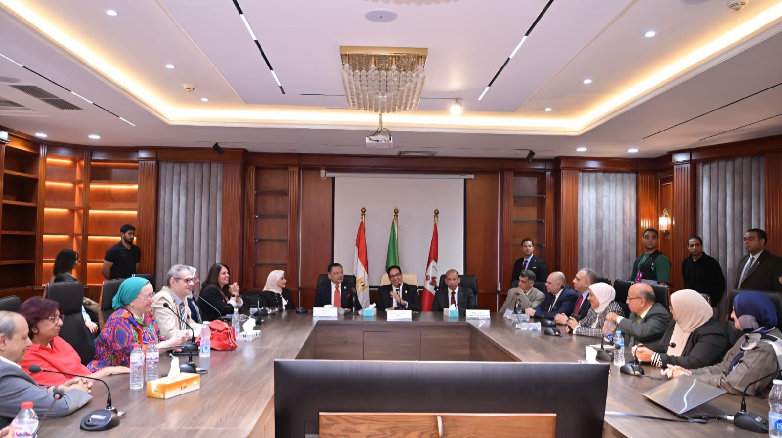 عبد الصادق يلتقى أعضاء القافلة المتجهة إلى حلايب وشلاتين للتوعية والكشف الطبي والعلاج مجانا