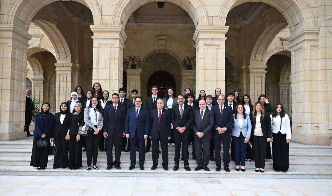 طلاب جامعة القاهرة الأهلية في تجربة تطبيقية بمجلس الشيوخ