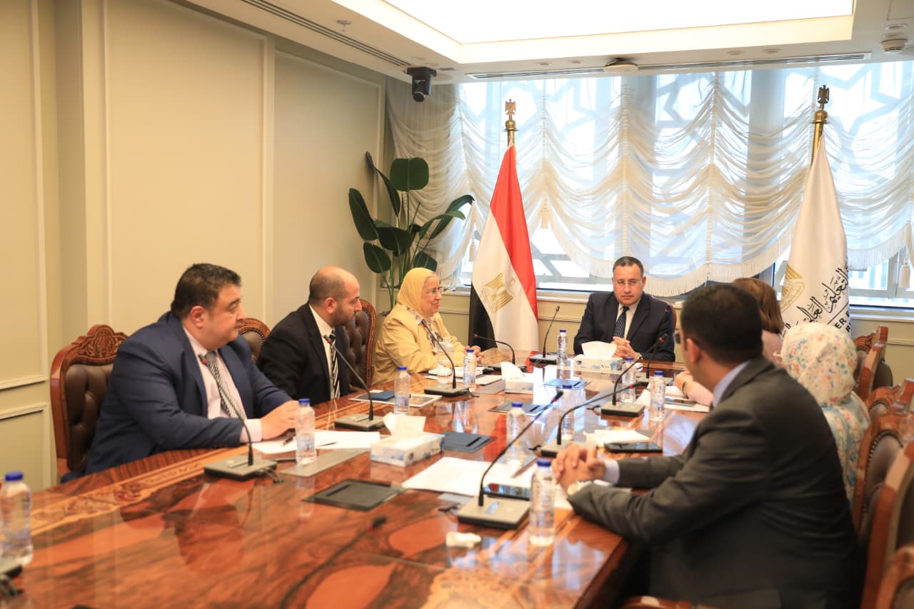 قنصوة يعقد اجتماعًا مع اللجنة الفنية للتصنيفات الدولية لمؤسسات التعليم العالي المصرية