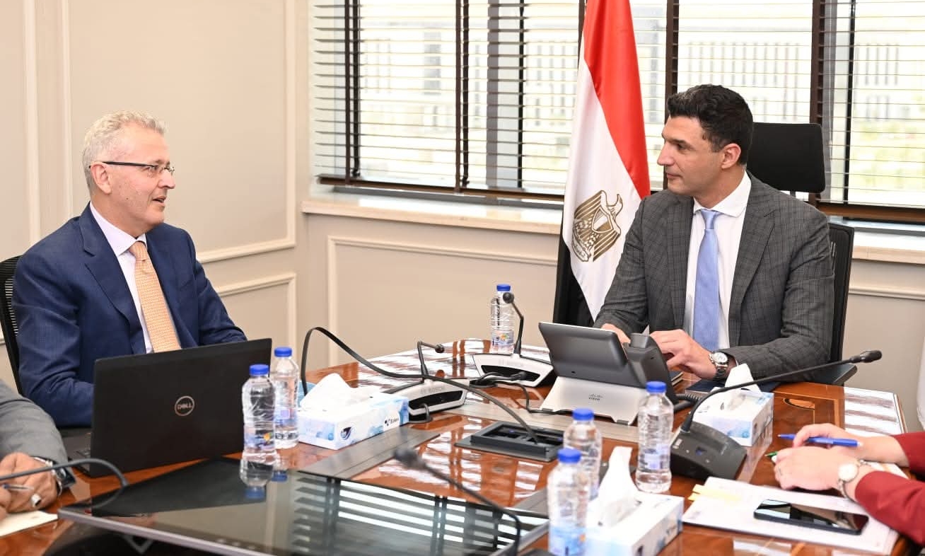 وزير الصناعة يبحث مع مسؤولي "جي بي أوتو" تعزيز التصنيع المحلي بقطاع السيارات
