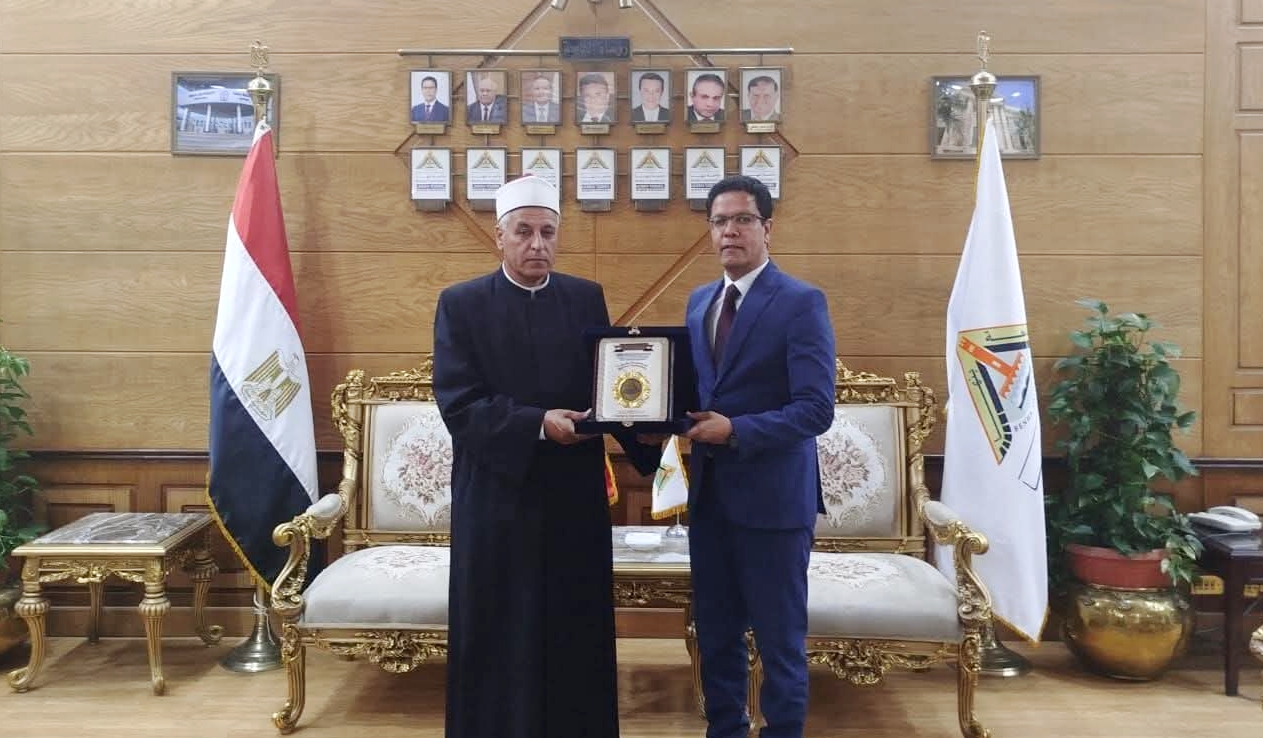رئيس جامعة بنها يكرم رئيس المنطقة الأزهرية بالقليوبية لبلوغه السن القانونية للمعاش