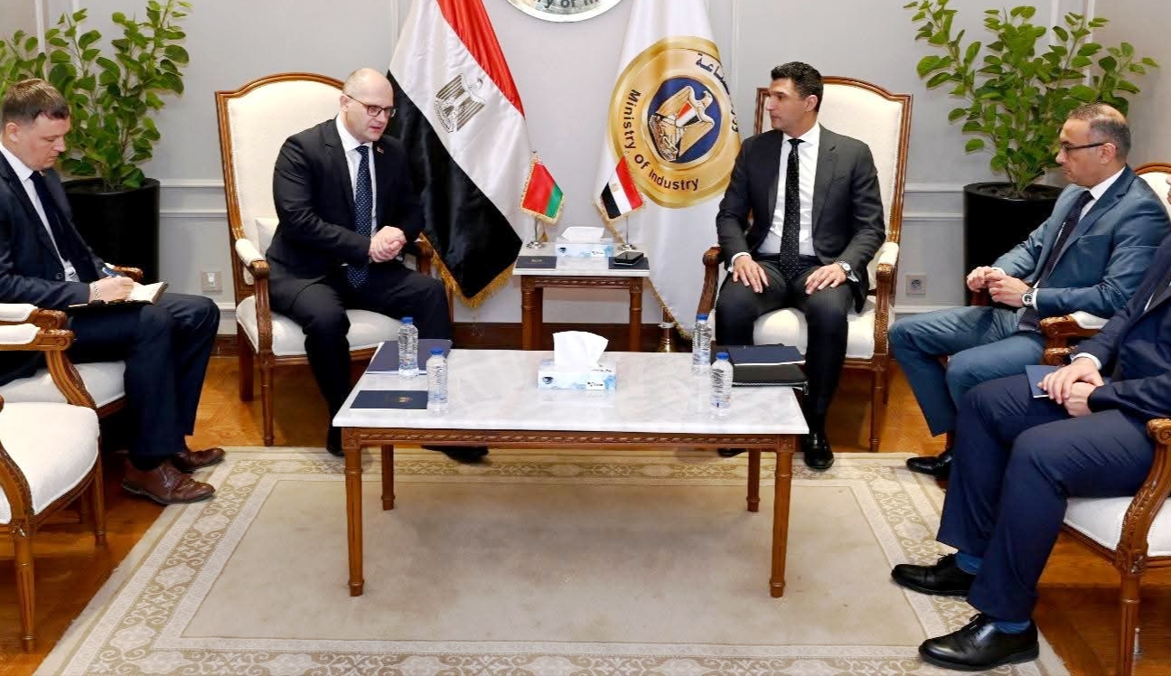 وزير الصناعة يبحث مع سفير بيلاروسيا سبل تعزيز أطر التعاون الاقتصادي