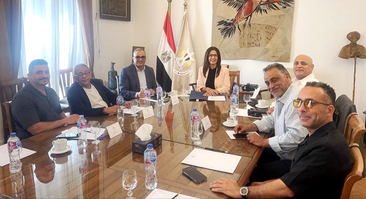 وزيرة الثقافة تبحث مع صُناع السينما سبل تطوير الصناعة وتعزيز تنافسيتها