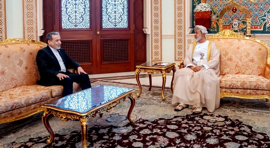 سلطان عمان يبحث مع وزير الخارجية الإيراني مستجدات الأوضاع في المنطقة