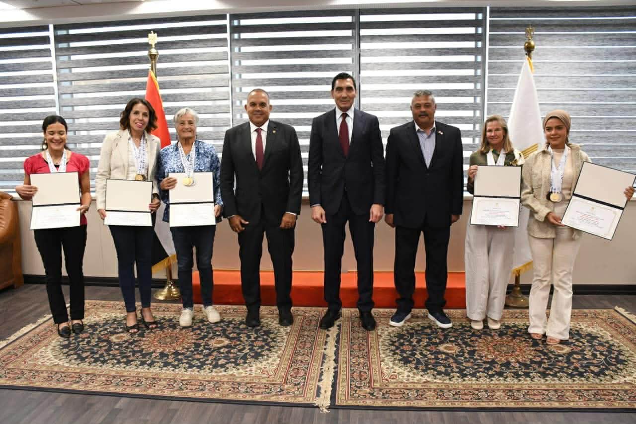 جوهر نبيل يكرم ابطال مصر و العالم في بطولة العالم للأساتذة لسباحة الزعانف