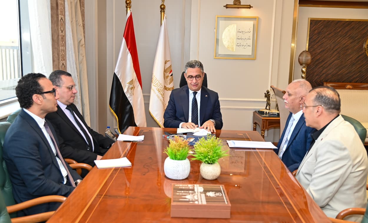 وزير التموين يعقد اجتماعًا موسعًا مع ممثلي البدالين التموينيين وشعبة المواد الغذائية لبحث التحديات وتعزيز كفاءة منظومة التوزيع