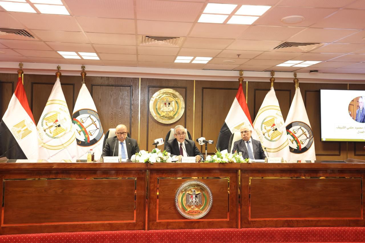 أعضاء النيابة العامة الجدد يؤدون اليمين القانونية أمام وزير العدل والنائب العام