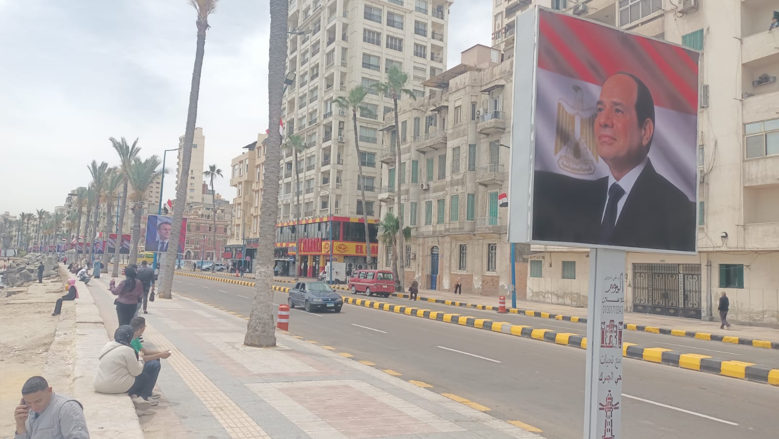 كورنيش الإسكندرية يتزين بصور الرئيس السيسي وماكرون