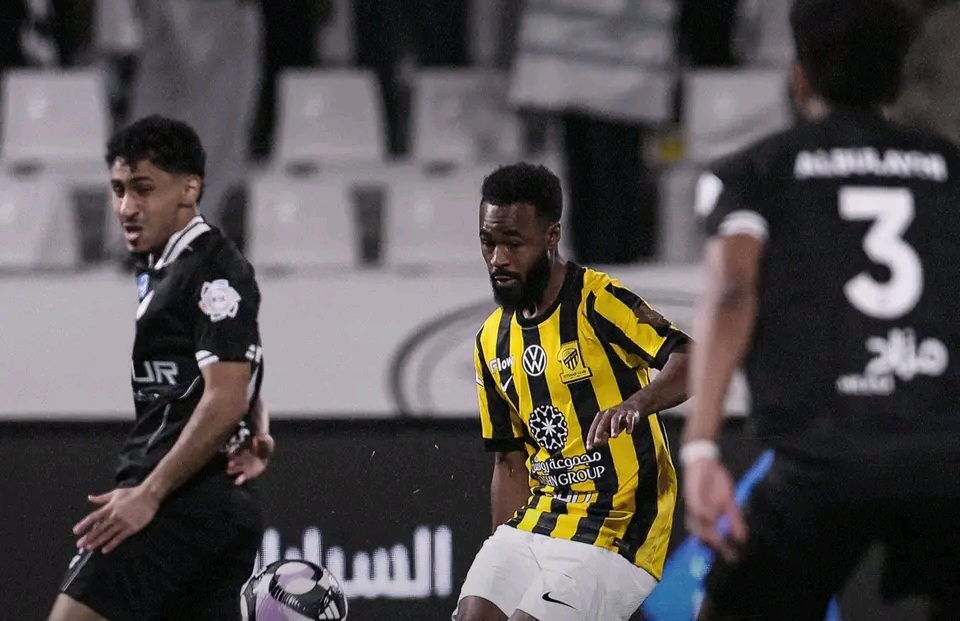 الشباب يضرب اتحاد جدة بثلاثية مثيرة ويشعل صراع الدوري السعودي