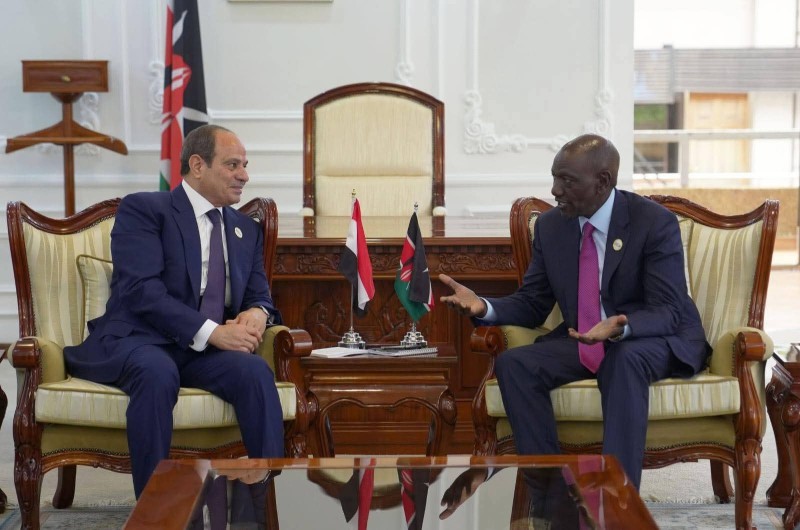 السيسي ورئيس كينيا يؤكدان تعزيز الشراكة الاستراتيجية على هامش قمة أفريقيا – فرنسا