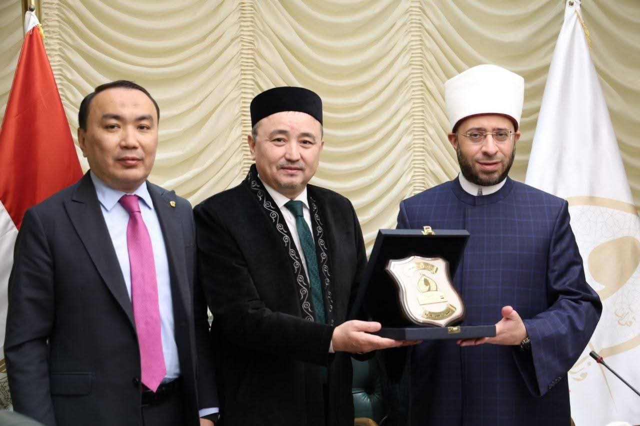 وزير الأوقاف يستقبل نائب رئيس الجامعة المصرية للثقافة الإسلامية بكازاخستان