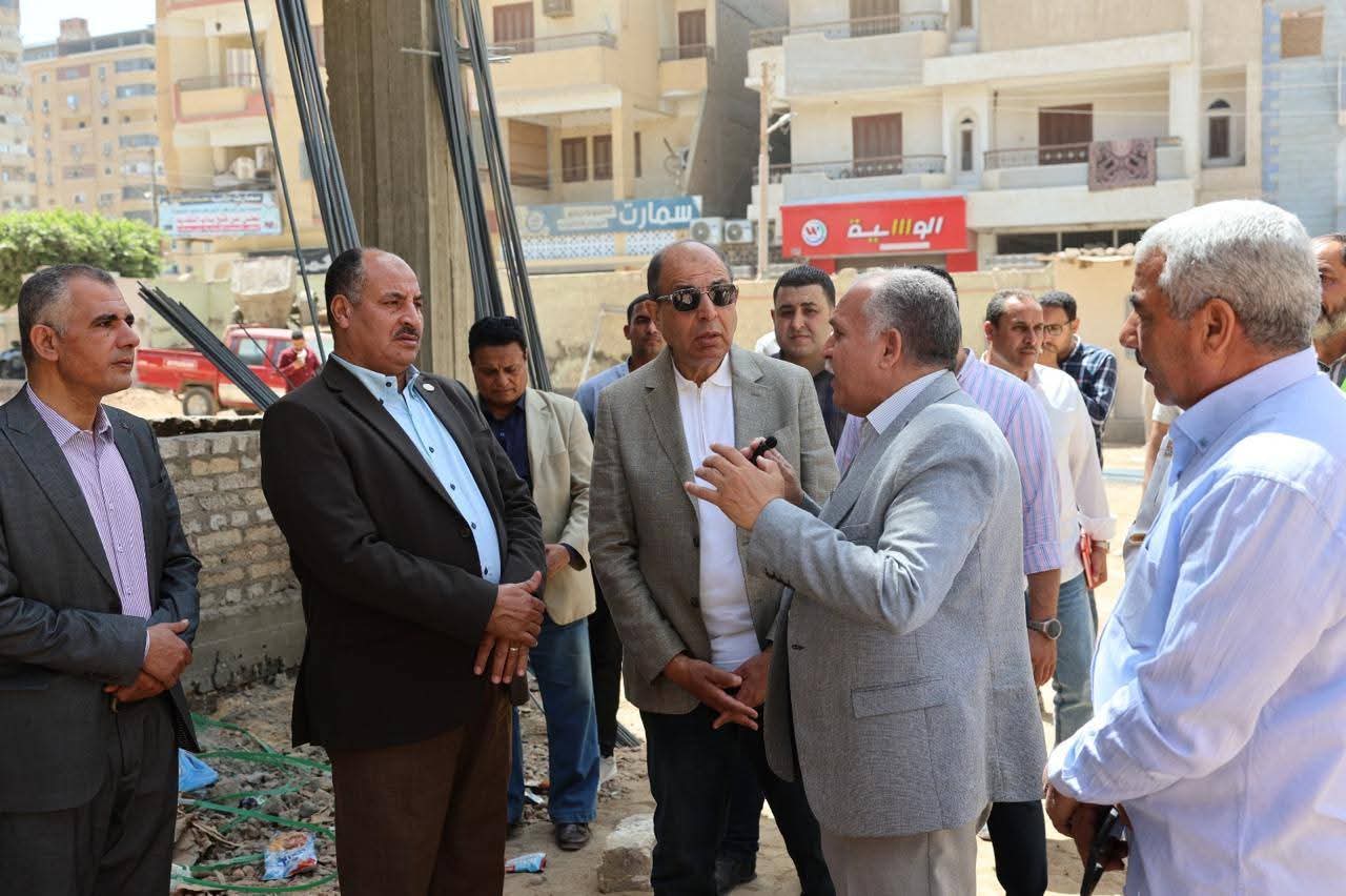 محافظ المنيا يتفقد أعمال توسعة مدرسة الشعب للتعليم الأساسي ببني مزار