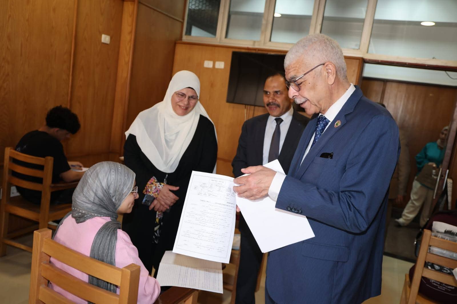 رئيس جامعة المنوفية يتفقد امتحانات الفصل الدراسي الثاني بكلية الاعلام