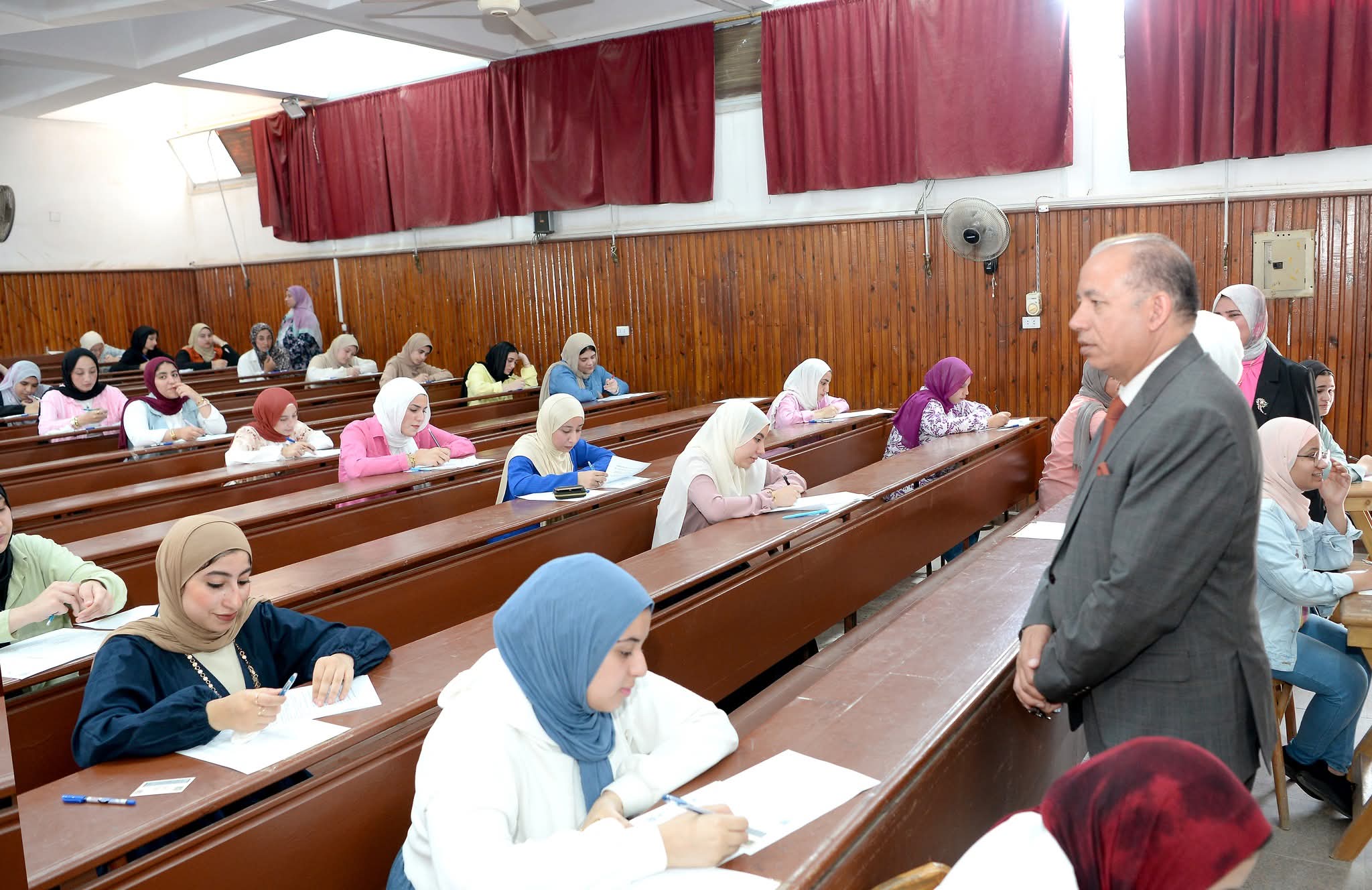 رئيس جامعة المنصورة يتفقد امتحانات الفصل الدراسي الثاني بكليتي التربية والطفولة المبكرة