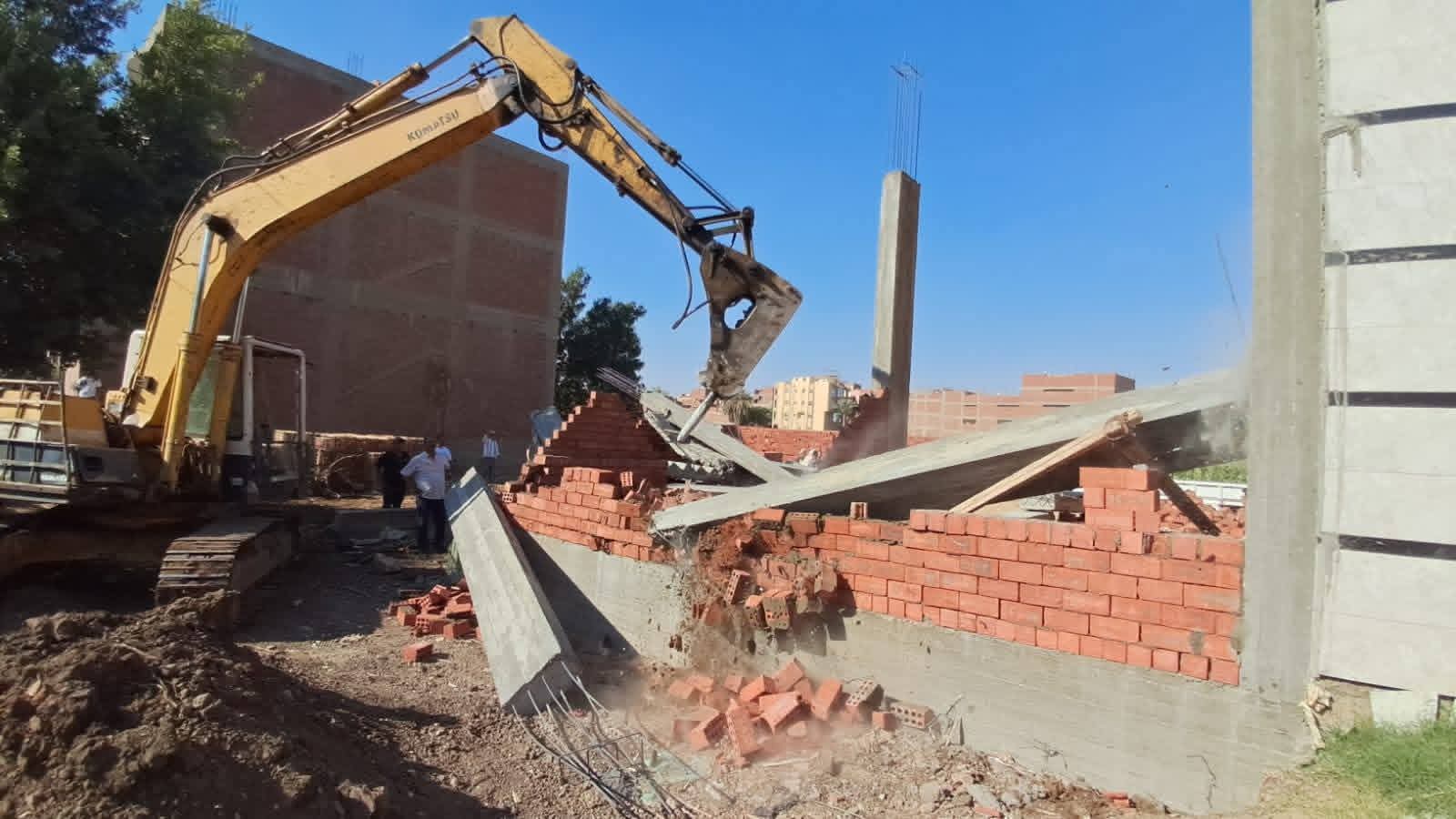 محافظ الجيزة يتابع حملات إزالة مخالفات البناء والتعديات على الأراضي الزراعية وأملاك الدولة