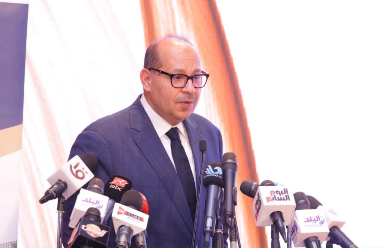 ياسر إدريس يتفرغ للاتحاد الدولي والأولمبيةويعتذر عن اتحاد السباحة