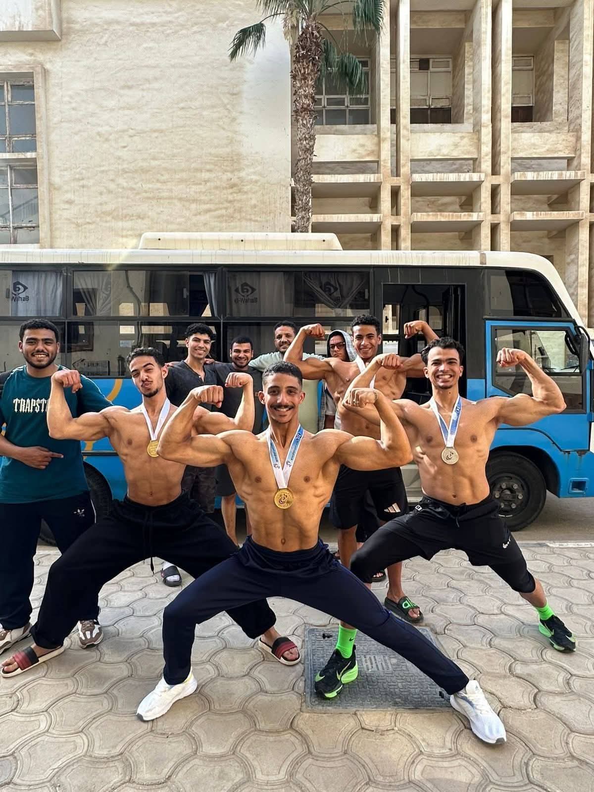 طالب تكنولوجيا حلوان الدولية يحصد ذهبية بطولة الجامعات في كمال الأجسام