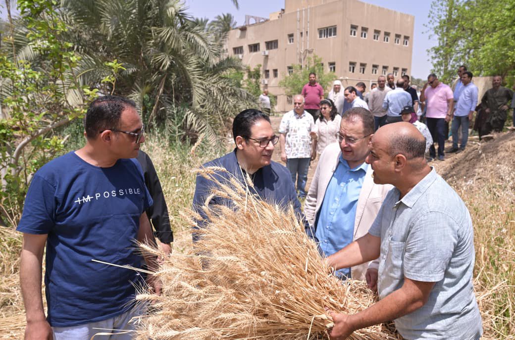 رئيس جامعة القاهرة يتفقد محطة التجارب والبحوث الزراعية بكلية الزراعة