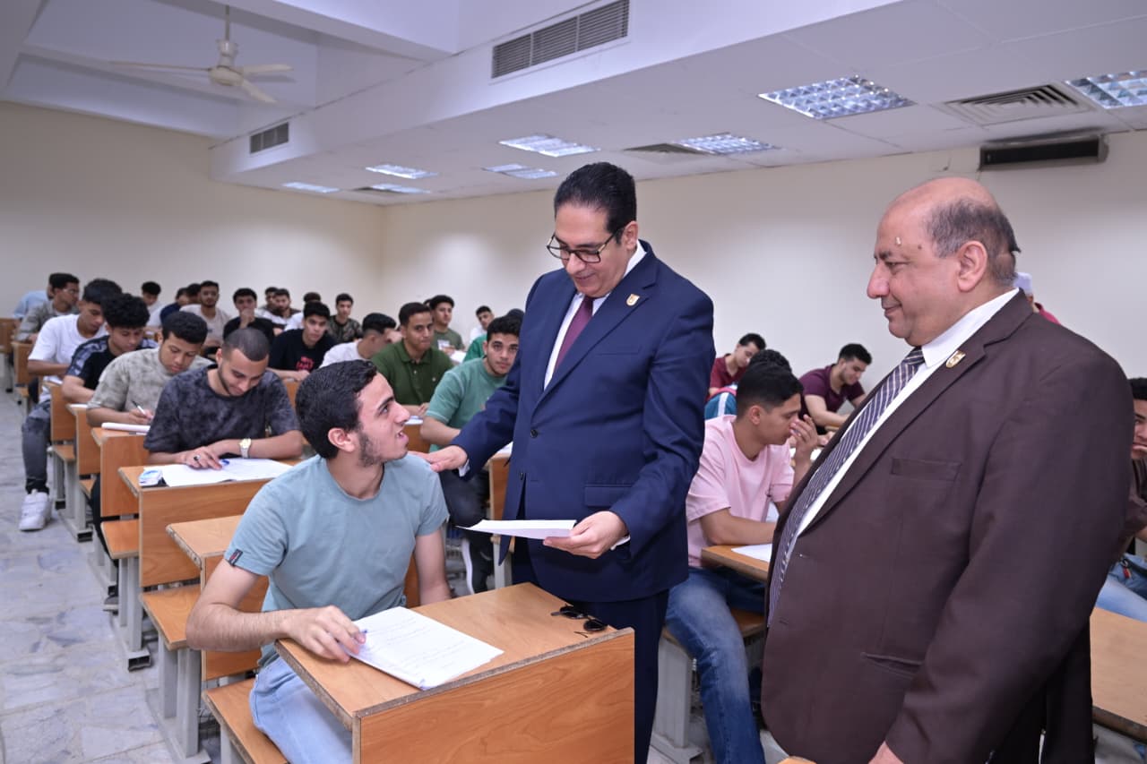 رئيس جامعة القاهرة يتابع انتظام امتحانات الفصل الدراسي الثاني