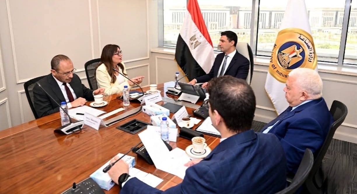 وزير الصناعة يبحث مع شركة طاقة عربية مشروعات الكهرباء والغاز الطبيعي
