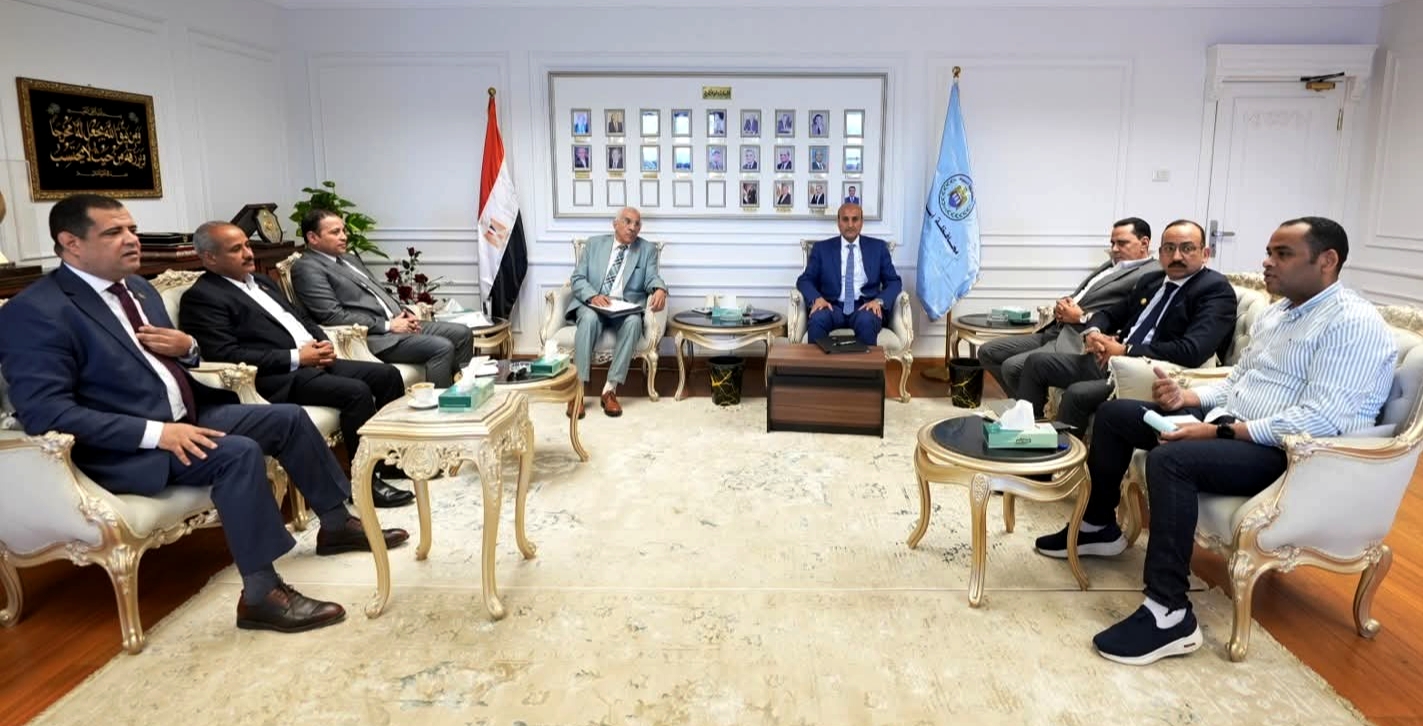 محافظ أسيوط يلتقي أعضاء مجلس الشيوخ لبحث مشكلات المواطنين