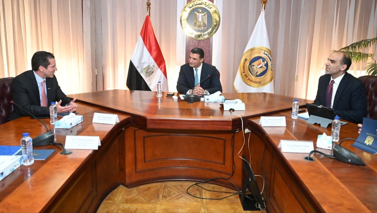 وزير الصناعة يبحث مع «سيمكس العالمية» خطط التوسع الصناعي والإنتاج منخفض الانبعاثات