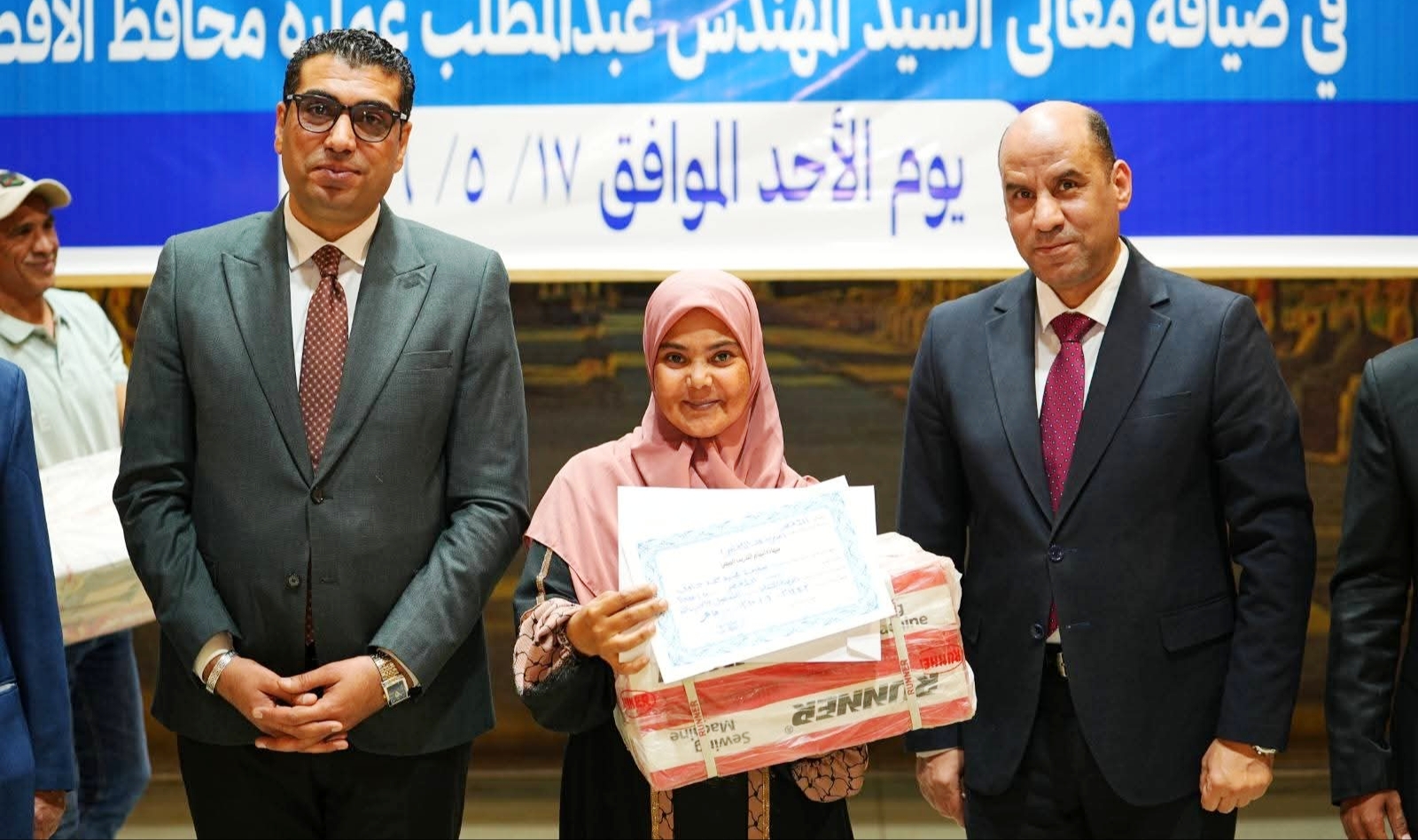وزير العمل يسلم ماكينات تفصيل وخياطة لخريجات التدريب المهني بالأقصر