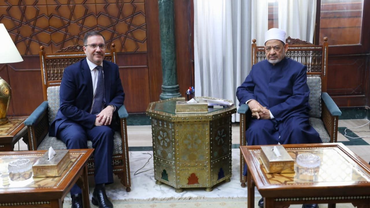 شيخ الأزهر يستقبل السفير البريطاني بالقاهرة ويبحثان سبل تعزيز التعاون المشترك