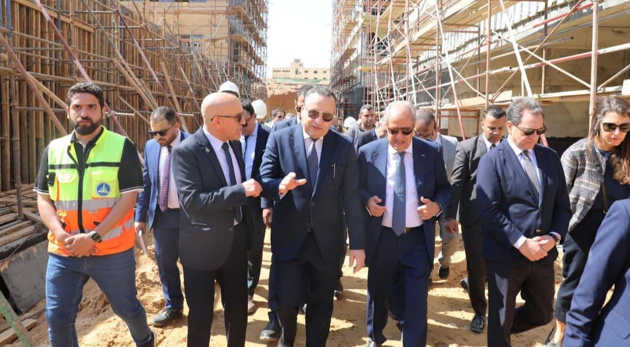 وزير التعليم العالي يتابع مستجدات تنفيذ الحرم الجديد للجامعة الأهلية الفرنسية بمدينة الشروق