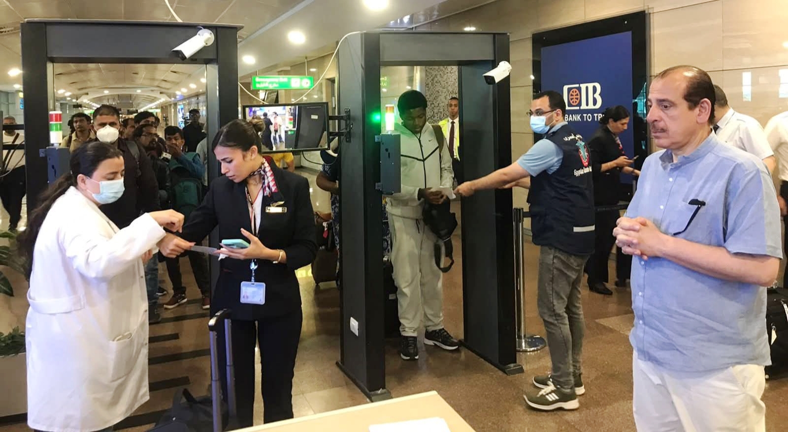 نائب وزير الصحة يتفقد الحجر الصحى ويتابع جاهزية الفريق الطبية بمطار القاهرة