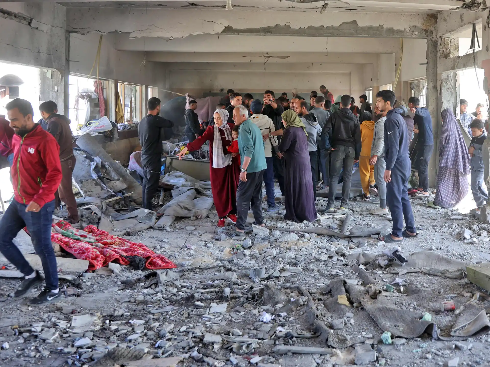 مصادر طبية فلسطينية: شهيد و10 مصابين في غارة إسرائيلية على حي الدرج بمدينة غزة
